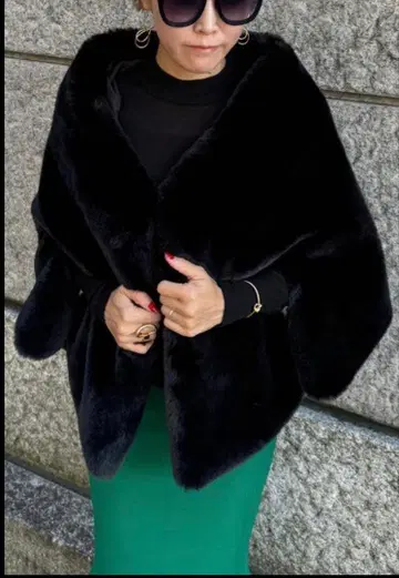 JENNE 리치 볼륨 퍼 케이프