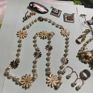 펄과 꽃 모티브의 주얼리 세트
