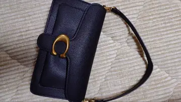 블랙 가죽 숄더백 골드 금장 장식