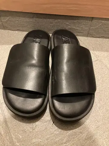 ZARA 블랙 가죽 샌들
