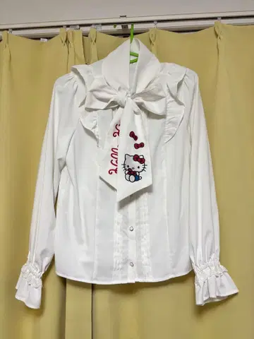 axes femme x 헬로키티 블라우스