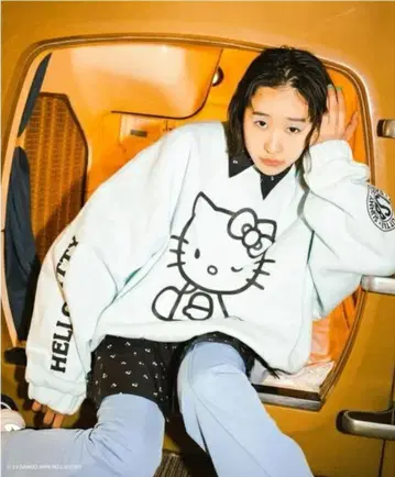 little sunny bite hello Kitty 콜라보 맨투맨