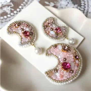 달 비즈 자수 귀걸이와 달 비즈 자수 브로치 세트