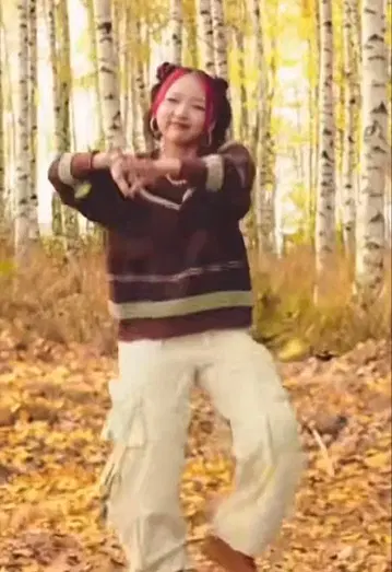 치카 착용 화이트 카고 팬츠