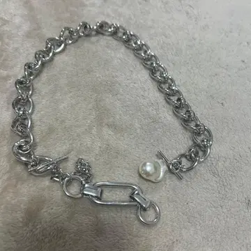 실버 색상의 펄 장식 목걸이 지나시스