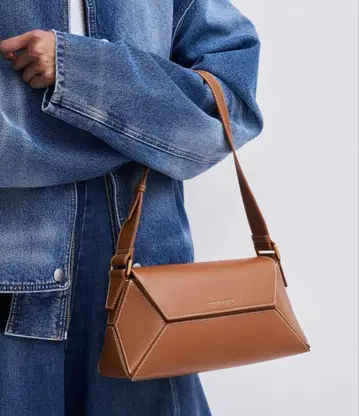 찰스앤키스 나스린 지오메트릭 숄더백 초콜릿