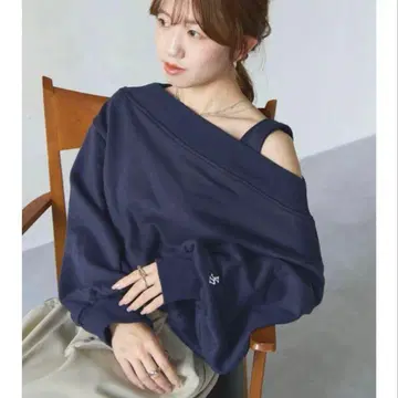 [YUNA 기획] 소매 로고 자수 3WAY 원숄더 맨투맨 네이비 S사이즈