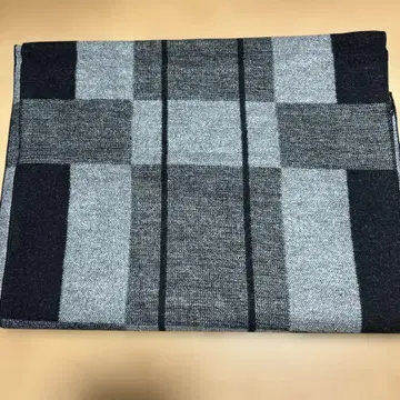 체크 무늬 머플러 그레이와 블랙