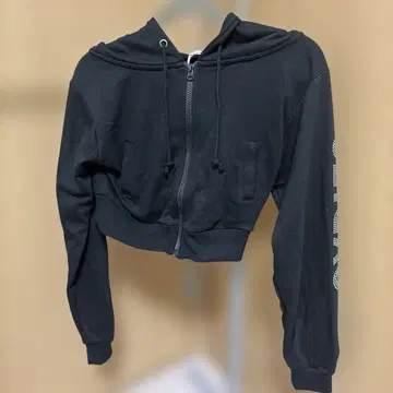 GYDA 크롭 후드티 블랙 스팽글 장식