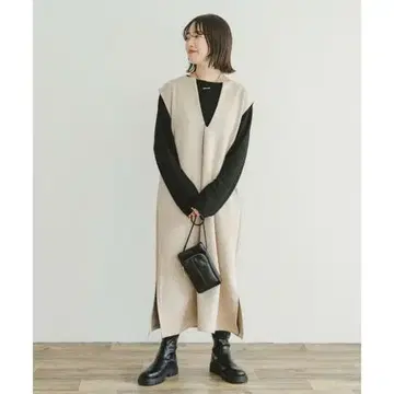 아이템 페이크 스웨이드 스키퍼 오버롤 스커트 라이트 베이지 V넥