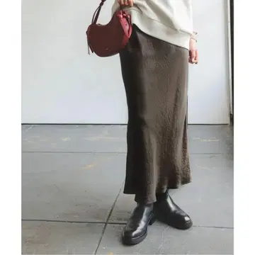 [새상품] 내로우 A라인 새틴 스커트 (브라운)