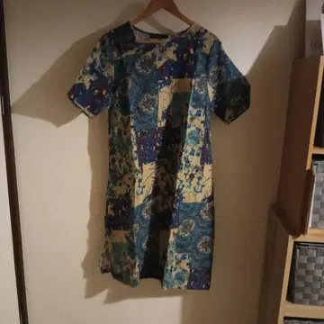 꽃무늬 반팔 무릎 기장 원피스