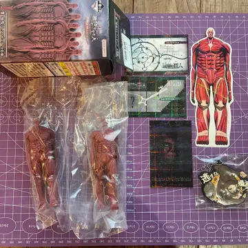 진격의 거인 피규어 2체 세트 지면을 뒤덮는 거인 스티커