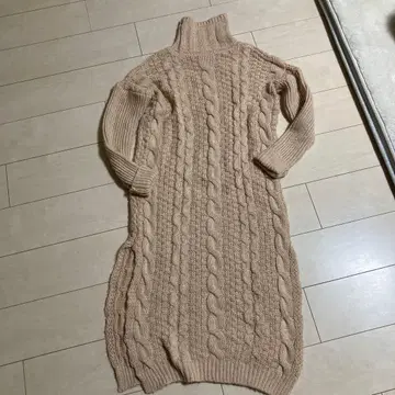 베이지 터틀넥 케이블 니트 롱 원피스