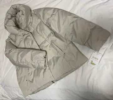 베이지 후드 부착 다운 자켓