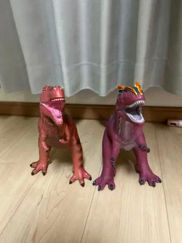 빨간색과 보라색 공룡 피규어 2개 세트