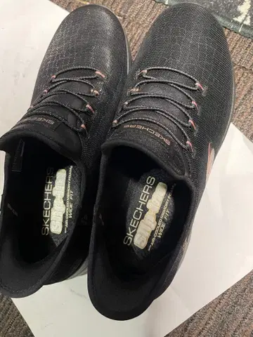 SKECHERS 블랙 스니커즈