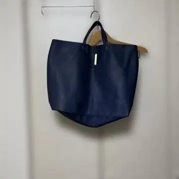 yucchino 네이비 가죽 토트백