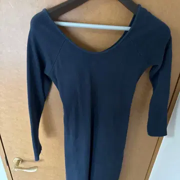 다크 블루 오프숄더 긴팔 상의