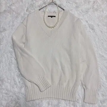 새상품급 23구 실크 면 혼방 화이트 V넥 긴팔 니트