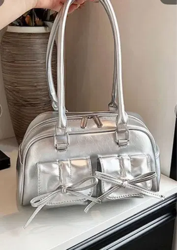 실버 메탈릭 핸드백 약간의 모양 망가짐 있음