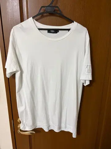 화이트 T셔츠 반팔 왼쪽 소매 택 포함