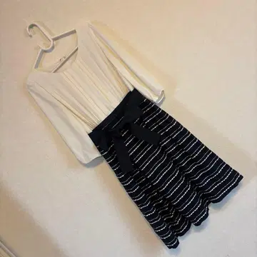 화이트 네이비 무릎 기장 원피스 7부 소매