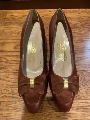 FERRAGAMO 브라운 리본 포함 펌프스