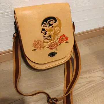 가죽 숄더백 스컬 디자인