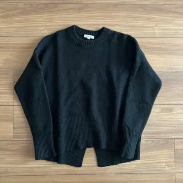 플라스테 울 캐시미어 블렌드 크루넥 백 슬릿 니트 스웨터