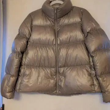 유니클로 울트라 다운 골드 베이지 광택 있음 새상품급 L 사이즈