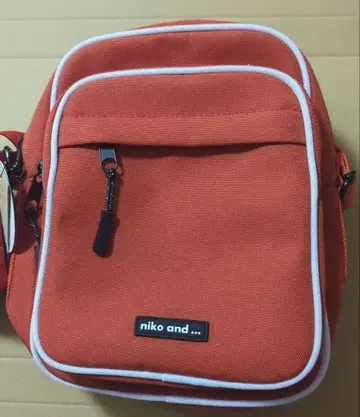 [미사용품입니다] 니코앤드 오리지널 발수 파우치 포함 숄더백 오렌지