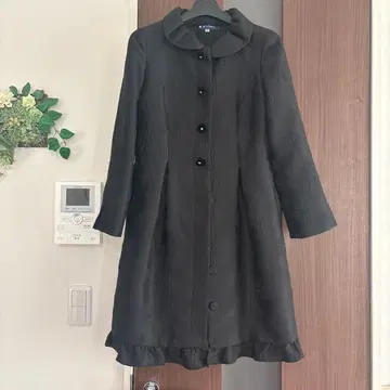 블랙 꽃무늬 엠보싱 A라인 코트