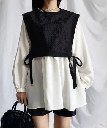 레이어드 스타일 상의 베스트 도킹 블라우스 티셔츠 블랙 화이트