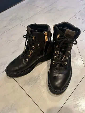 MK 로고 지퍼 블랙 부츠