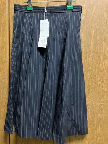 네이비 스트라이프 플레어 스커트 무릎 기장