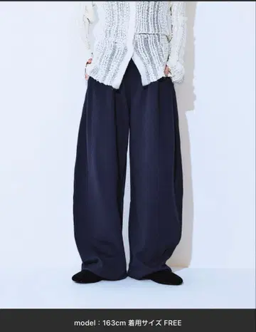 [ 가격 인하 중 ] 이번 시즌 지나시스 맨투맨 코쿤 턱 팬츠 네이비