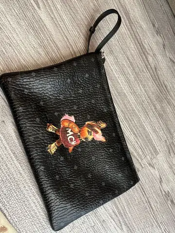 MCM 블랙 가죽 클러치백 토끼