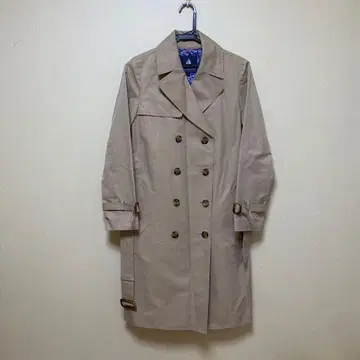 베이지 더블 브레스트 트렌치코트