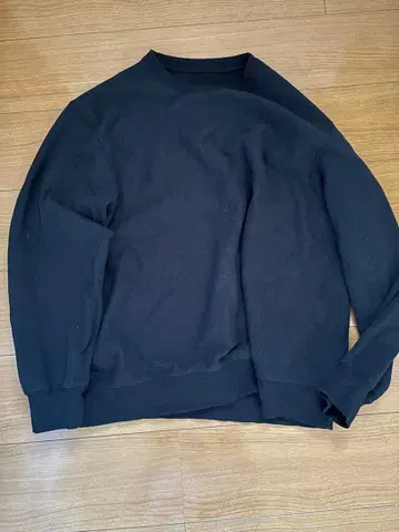 훼미리마트 블랙 크루넥 맨투맨