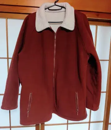 빨간색 플리스 자켓 보아 카라 부착