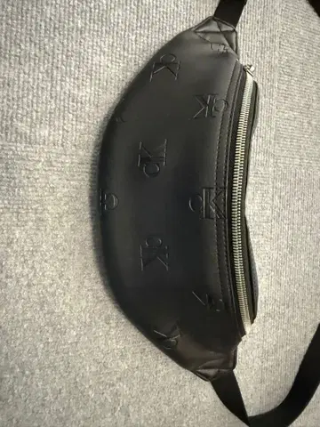 캘빈클라인 바디백 CK 모노그램