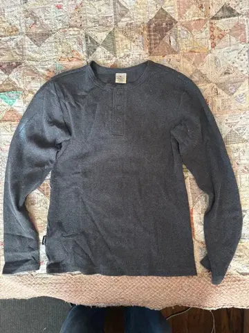 새상품급 AVIREX 다크 그레이 헨리넥 긴팔 티셔츠