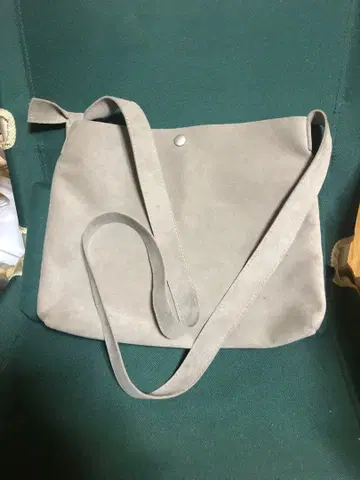 세탁 가능한 스웨이드 느낌 숄더백 그레이 심플 세탁 가능합니다.