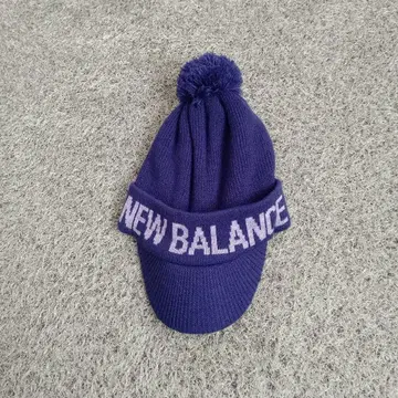 뉴발란스 네이비 폼폼 포함 니트 모자
