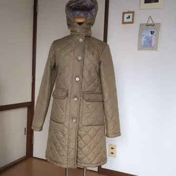 카키색 후드 부착 퀼팅 코트