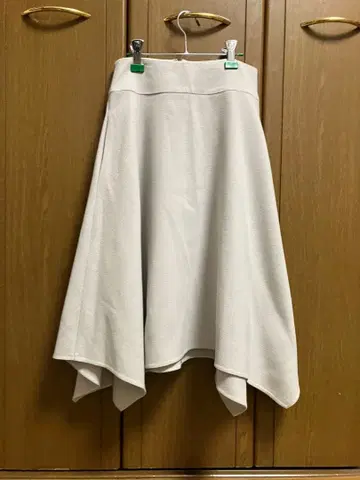 연한 그레이 계열 플레어 스커트 무릎 기장