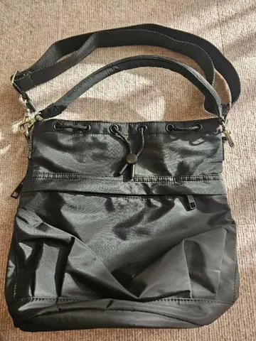 그린 레이블 릴랙싱 숄더백 블랙