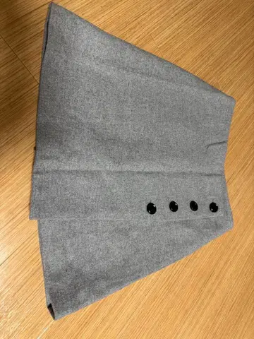 스픽앤스팬 그레이 타이트 스커트 블랙 버튼