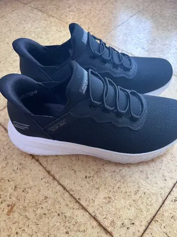 SKECHERS 블랙 스니커즈 24.5